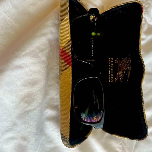 Women Burberry glasses good condition - Picture 2 of 4